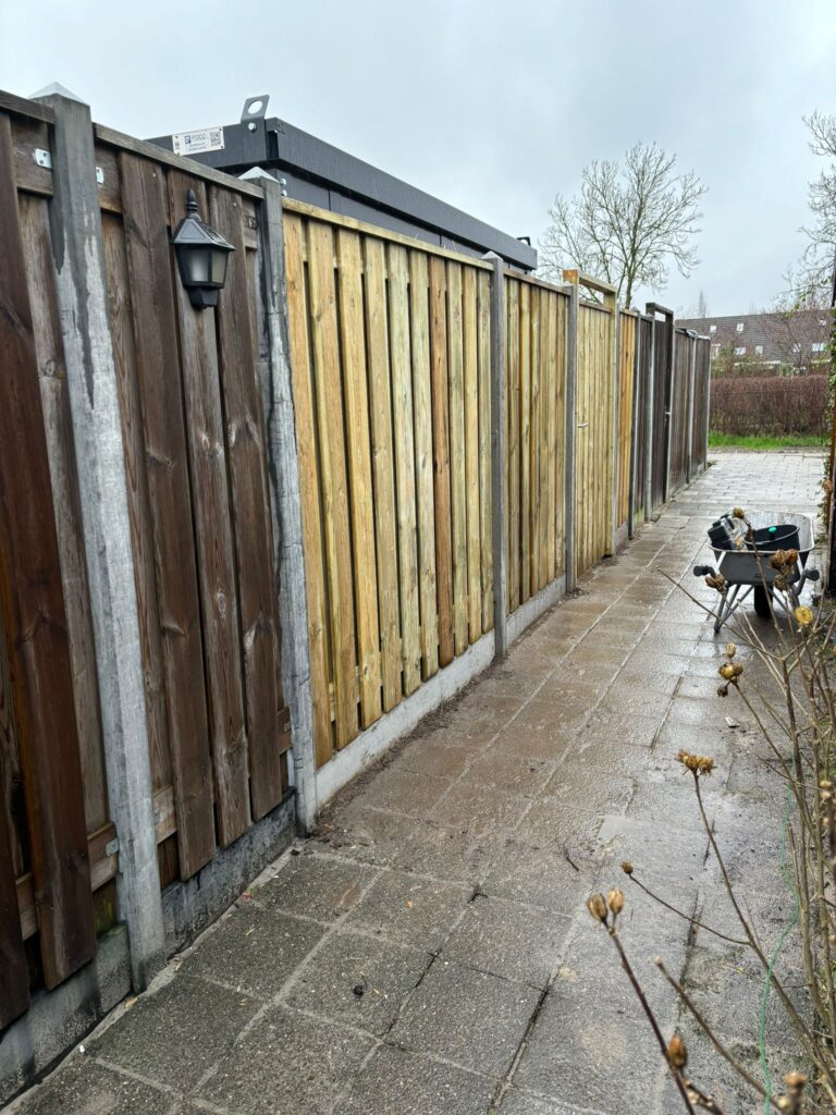 Schutting met poort